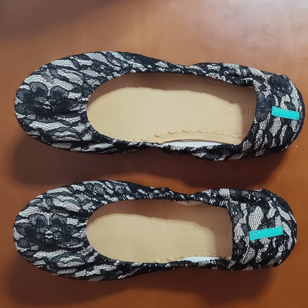 EUC Nude Lace Tieks, Size 9 (fit closer to an 8)